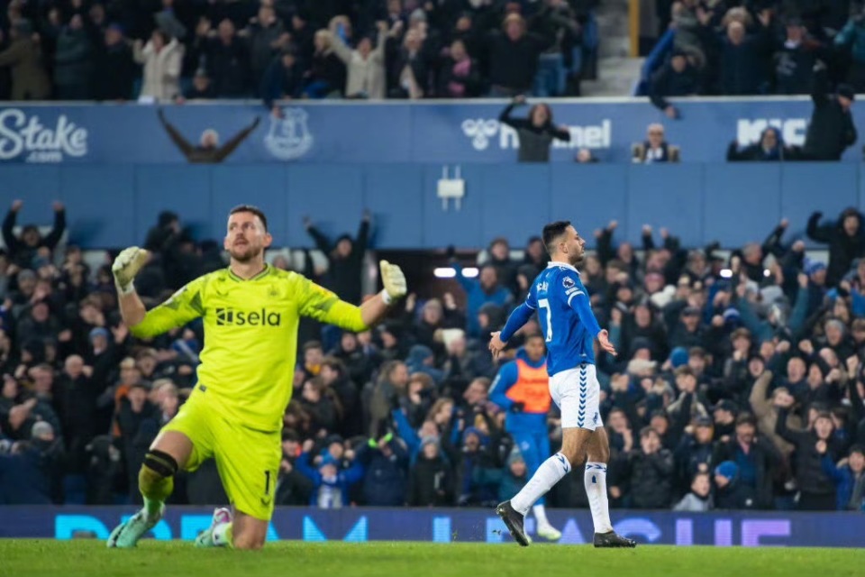  曼城官宣签约风云突变上海海港冲刺阶段单刀错失，媒体一致点评：清晨瓦伦西亚备战英超